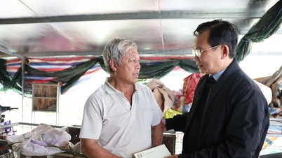 Lam Dong İl Halk Komitesi Başkanı Ho Van Muoi, Ninh Gia sel bölgesindeki insanları ziyaret ederek moral verdi.