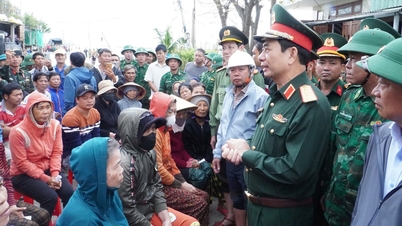 Generál Phan Van Giang navštívil zaplavené oblasti v Gia Lai: „Pojďme společně obnovit“