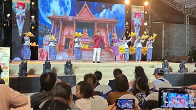 فنانو مسرح كاو فان لاو يتركون انطباعًا جميلًا في مدينة هوشي منه