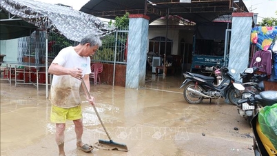 Khánh Hòa: Người dân khẩn trương dọn dẹp, ổn định cuộc sống sau lũ