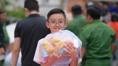 ہو چی منہ شہر سے نوڈلز کے ڈبے اور چاول کے تھیلے وسطی علاقے کو سیلاب پر قابو پانے میں مدد کرتے ہیں۔