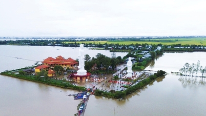 Petani Barat membawa wisatawan berkeliling ladang yang terendam banjir dengan perahu
