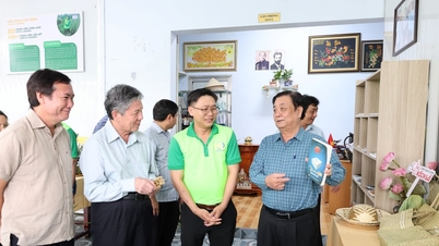 O vice-presidente da Assembleia Nacional, Le Minh Hoan, visita uma cooperativa agrícola de alta tecnologia em Dong Thap.