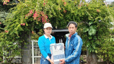 สหภาพสตรีคอมมูนแคมอันบริจาคเสื้อผ้าใหม่เพื่อช่วยเหลือผู้ประสบภัยน้ำท่วม