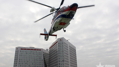 ​ເຮືອບິນ​ເຮ​ລິ​ຄອບ​ເຕີ​ຝຶກ​ຊ້ອມ​ໃກ້​ຈະ​ບິນ​ຂຶ້ນ​ແລະ​ລົງ​ຈອດ​ຢູ່​ເທິງ​ຫຼັງຄາ​ຂອງ​ຕຶກ​ໂຮງໝໍ​ທີ່​ສູງ​ຂຶ້ນ