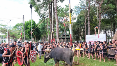 Bahnar-folket återuppför segerfirandet i hjärtat av bergsstaden