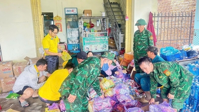 Sınır muhafızları selden etkilenen bölgelerdeki insanlara yardım etmek için üsse yürüdü