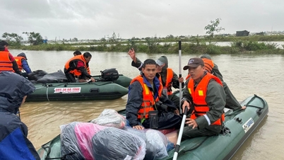 Menyeberangi sungai dan memotong air, prajurit ke-572 dan tim sukarelawan tiba di daerah terpencil Phuoc Giang.