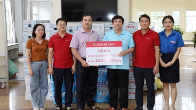 סניף אגריבנק פו ין תומך ב-190 מיליון דונג וייטנאמי כדי לעזור לאנשים להתגבר על תוצאות השיטפונות