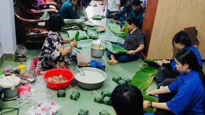 Le quartier de Buon Ma Thuot s'affaire à préparer des banh chung et à envoyer des produits de première nécessité aux zones inondées de l'est de Dak Lak.