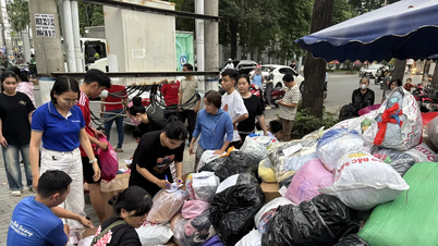 Transportando mais de 40 toneladas de mercadorias para apoiar as vítimas das inundações em Dak Lak.