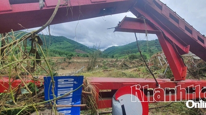 ナム・カン・ビン村の2つの吊り橋が洪水で流された。