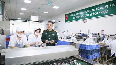 العمل ليلًا لإنتاج 30 طنًا من الأغذية الجافة لإكمال مهمة الإغاثة للمتضررين من العواصف والفيضانات