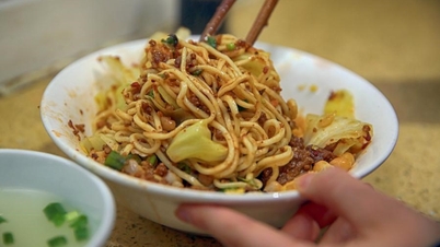 চংকিংয়ের মশলাদার নুডলসের রাস্তার স্বাদ বিশ্বকে জয় করে