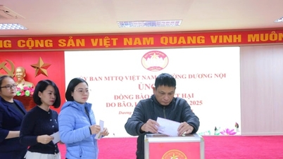 Los barrios de Kien Hung y Duong Noi donaron casi 53 millones de VND para apoyar a la gente de la región Central.