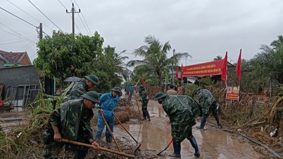 Les soldats se consacrent à aider les personnes touchées par les inondations.