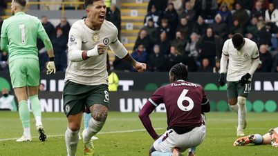 Ao derrotar o Burnley por 2 a 0, o Chelsea alcançou o segundo lugar na Premier League pela primeira vez.
