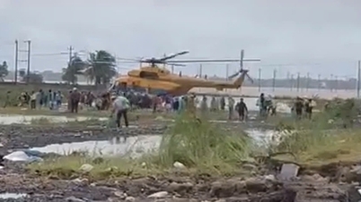 Kementerian Pertahanan mengirimkan dua helikopter untuk memasok makanan bagi warga yang terisolasi.