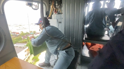 Δύο πληρώματα ελικοπτέρων παρέδωσαν απαραίτητα εφόδια στο πλημμυρικό κέντρο του Χόα Σουάν.