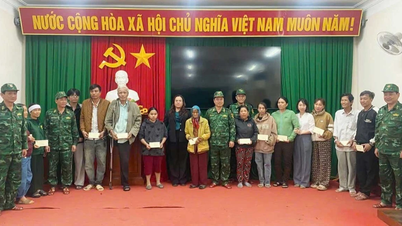 Tran Ngoc Huu, a határőrség parancsnokhelyettese ellenőrzi az árvíz utáni helyreállítási munkálatokat Gia Lai-ban.