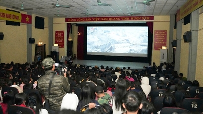 ライチャウの何千人もの人々が映画館に映画「レッド・レイン」を観に行った