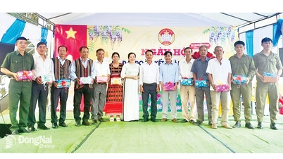 Para Stieng oddana społeczności