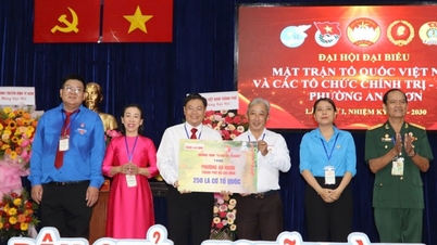 200 national flags were awarded at the Congress of Delegates of the Vietnam Fatherland Front of An Nhon Ward