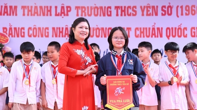 Pelajar perempuan Hanoi memenangi gelaran 'penjaring terbanyak' dalam kejohanan bola sepak dengan ramai peserta lelaki