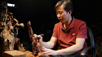 Un artist insuflă suflet de lotus în lemn plutitor