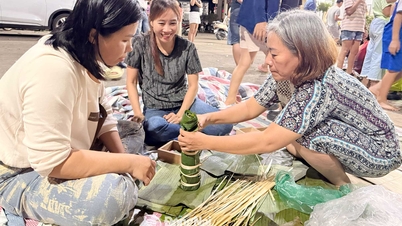 Invånarna i Trang Dai-distriktet arbetade hela natten med att slå in kakor för att skicka till översvämningsoffren.