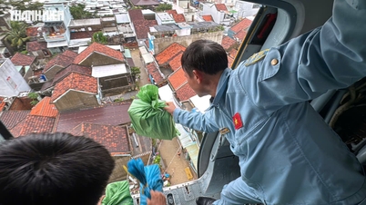 Dwa śmigłowce sił powietrznych zrzuciły 4 tony pomocy humanitarnej dla mieszkańców Phu Yen
