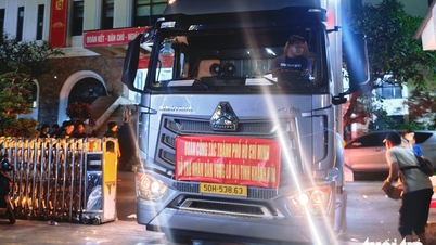 ອາສາສະໝັກນະຄອນ ໂຮ່ຈີມິນ ເຮັດວຽກຕອນກາງຄືນຢູ່ຈຸດຕ້ອນຮັບ ເພື່ອຊ່ວຍປະຊາຊົນຢູ່ເຂດຖືກນໍ້າຖ້ວມ.