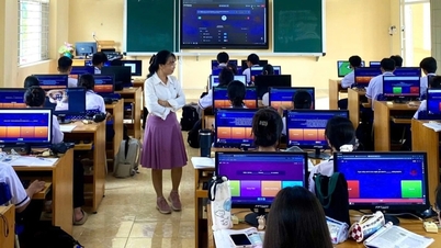 Egy ötvenes éveiben járó tanárnő, akinek az angoltanítási módszere vonzza a diákokat