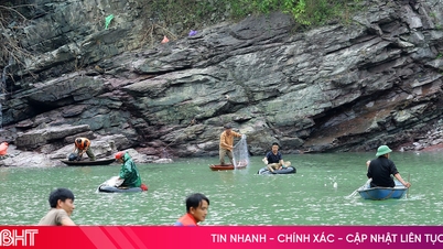 Am Überlauf des Ke Go-Sees strömen die Menschen herbei, um Fische zu fangen.