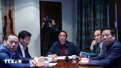 총리는 남아프리카공화국에서 긴급 회의를 열고 홍수의 여파를 극복하기 위한 대책을 시행할 것을 지시했습니다.