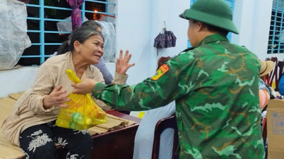 La estación de guardia fronteriza del puerto de Nha Trang proporciona artículos de primera necesidad a las personas afectadas por las inundaciones.
