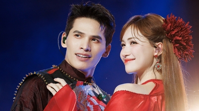 গায়ক কোওক থিয়েন মিষ্টি কথা বললেন তারপর হোয়া মিনজিকে টেনে নিয়ে মঞ্চে দ্রুত দৌড়ে গেলেন।