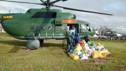 Helicopter delivers 2.3 tons of essential supplies to people in flood-hit Dak Lak