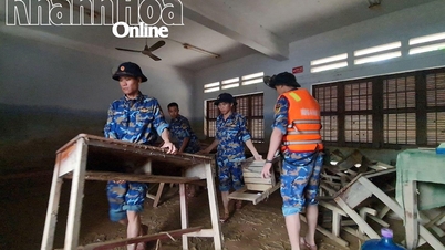 Berdiri sebelah menyebelah dengan orang ramai selepas banjir