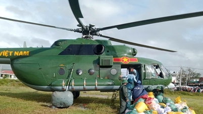 Letadlo Mi-17 přepravuje více než 3 tuny zboží izolovaným lidem v Dak Laku