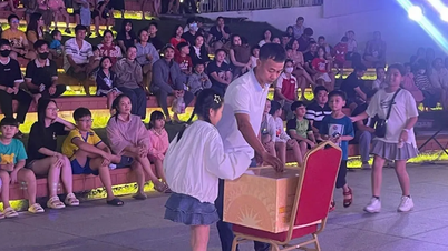 O programa de arte recebeu mais de 70 milhões de VND para apoiar os compatriotas.