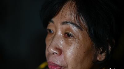 ليلةٌ مُرعبةٌ لعائلةٍ من ستةِ أفرادٍ في غربِ نها ترانج: "أخشى أن تغرقَ والدتي إذا انزلقت"