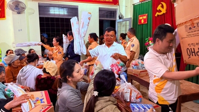 ホア・セン・グループが中部地域の人々に救援物資を配布