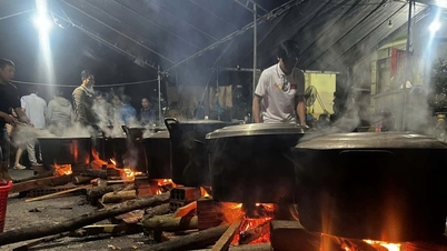 Obyvatelé Da Nangu se obracejí k zaplaveným oblastem jižního centrálního pobřeží