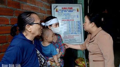 Cao Thi Hoa An, biträdande sekreterare för den provinsiella partikommittén, besökte och framförde sina kondoleanser till familjer vars nära och kära dött på grund av översvämningarna.