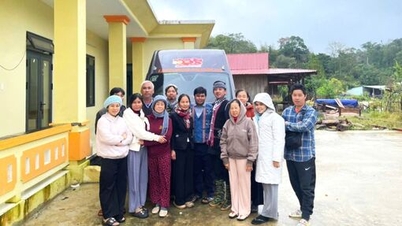 Wręczenie 520 prezentów i generatorów mieszkańcom Quang Nam