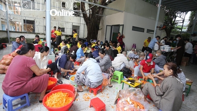 Field kitchen serves more than 20,000 meals per day to people in flood-affected areas