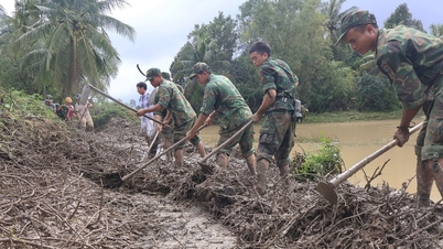 Солдати наполегливо працюють, допомагаючи людям прибирати дороги та школи після повені.