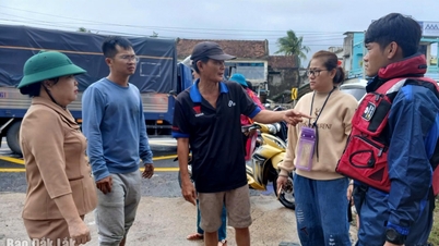 Заместитель секретаря провинциального комитета партии Као Тхи Хоа Ан проинспектировала ход работ по преодолению последствий наводнения в коммуне Хоасуан.