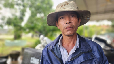 İki adam, sel sularına kapılan altı kadın ve çocuğu kurtarmak için tekneyle ilerledi.